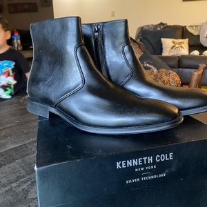 NIB Men’s Black Formal Dress Shoe - Zip Up Leather Ankle Boot - Kenneth Cole 7.5